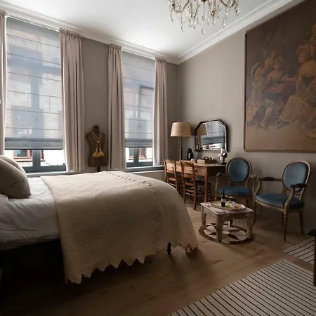 Le Flaneur Bed and Breakfast 3*